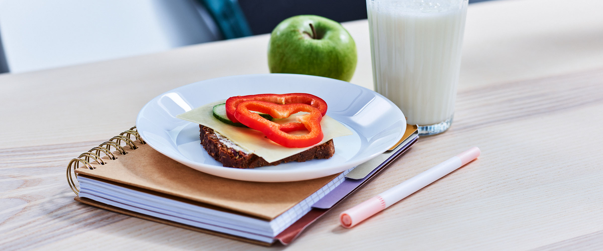 Ostmacka på ett bord