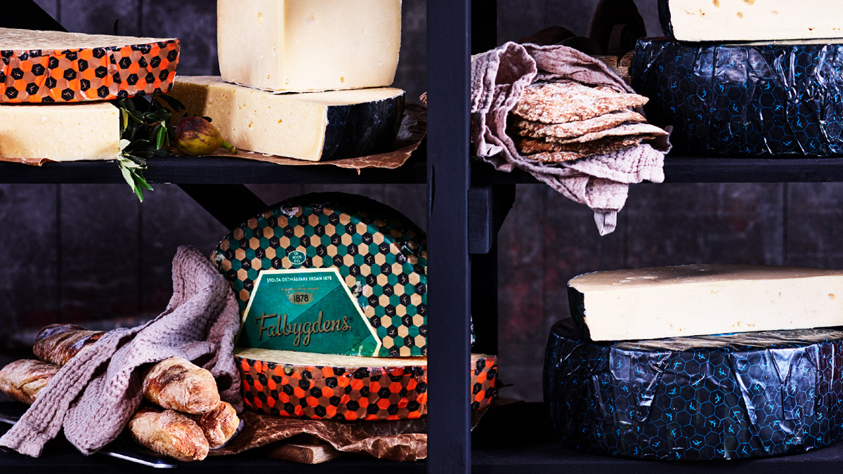 Ostar på hylla i Falbygdens Ostkällare.