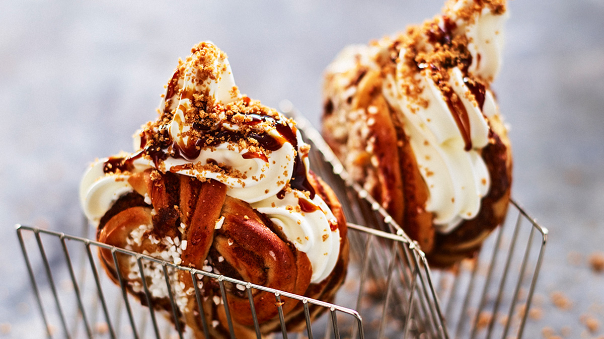 Mjukglass serverad i kanelbulle 