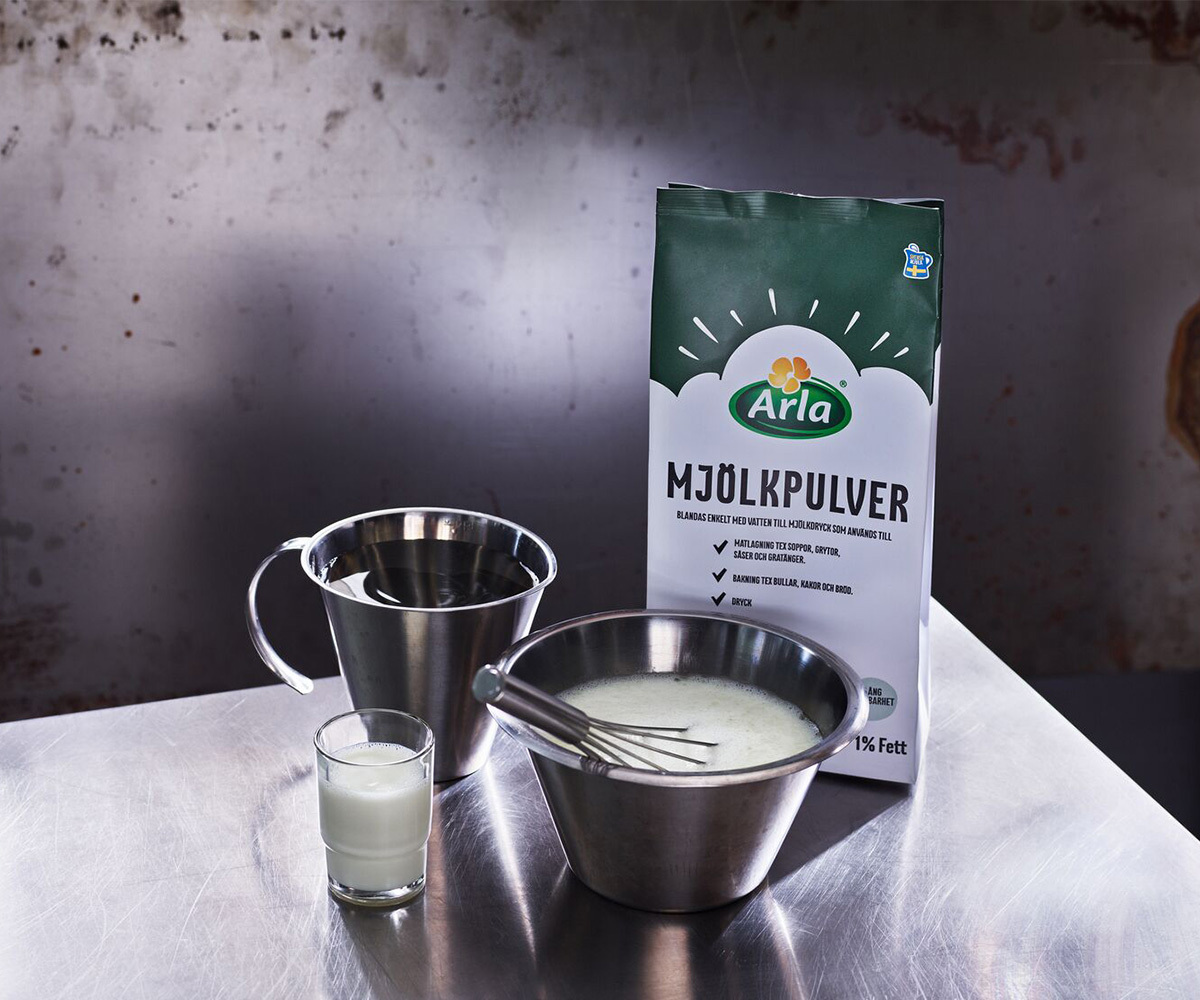 Arla Mjölkpulver på rostrfri diskbänk.