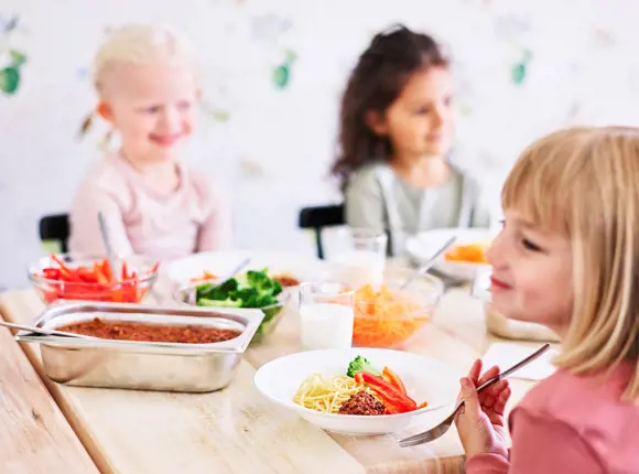 Barn som äter skolmat