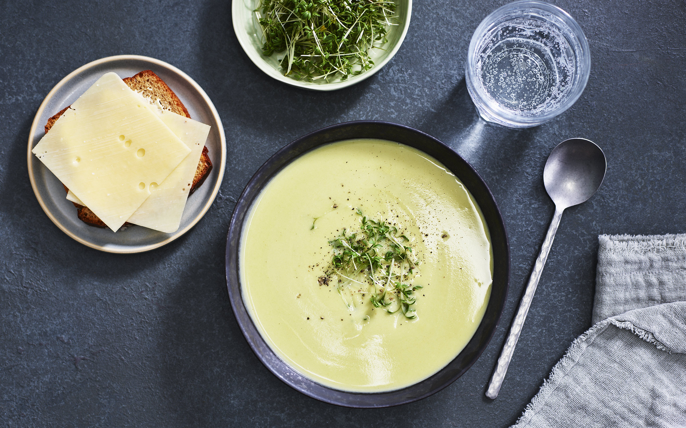 Ost- och broccolisoppa